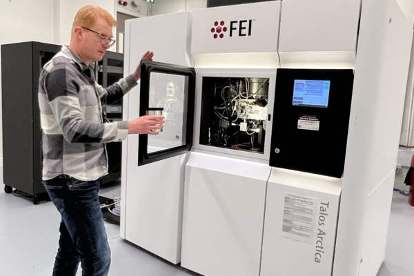 A photograph of Professor Matt Higgins using the Cryo-Em.