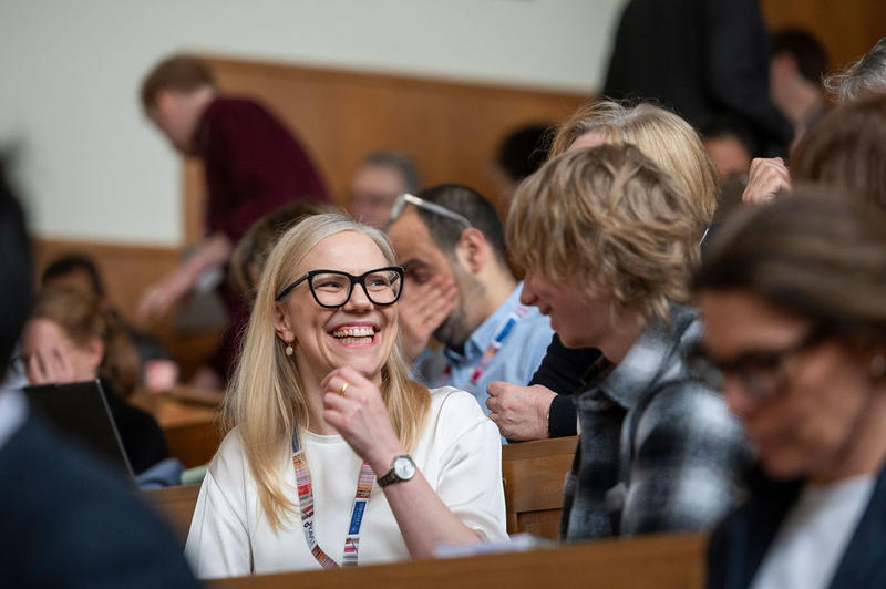  Dr Dominika Gruszka (animated and smiling) and a visiting student in discussion at the 5th birthday symposium held by Oxford's Kavli Institute for Nanoscience Discovery.