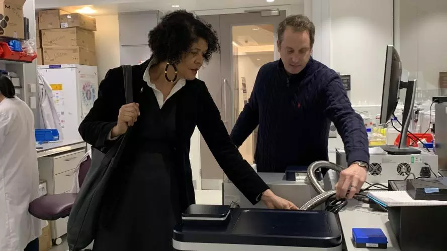 Weston Struwe showing the mass photometry equipment to Chi Onwurah 