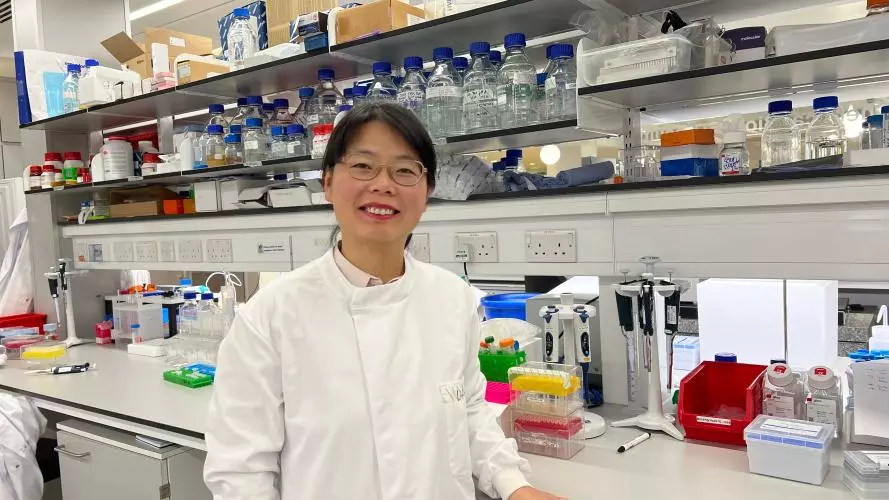 Photo of Linlin in the lab.
