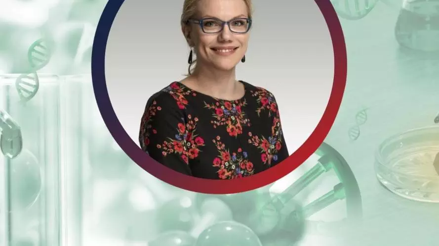 Picture of Doctor Dominika Gruszka in front of a green background with molecules and DNA replication